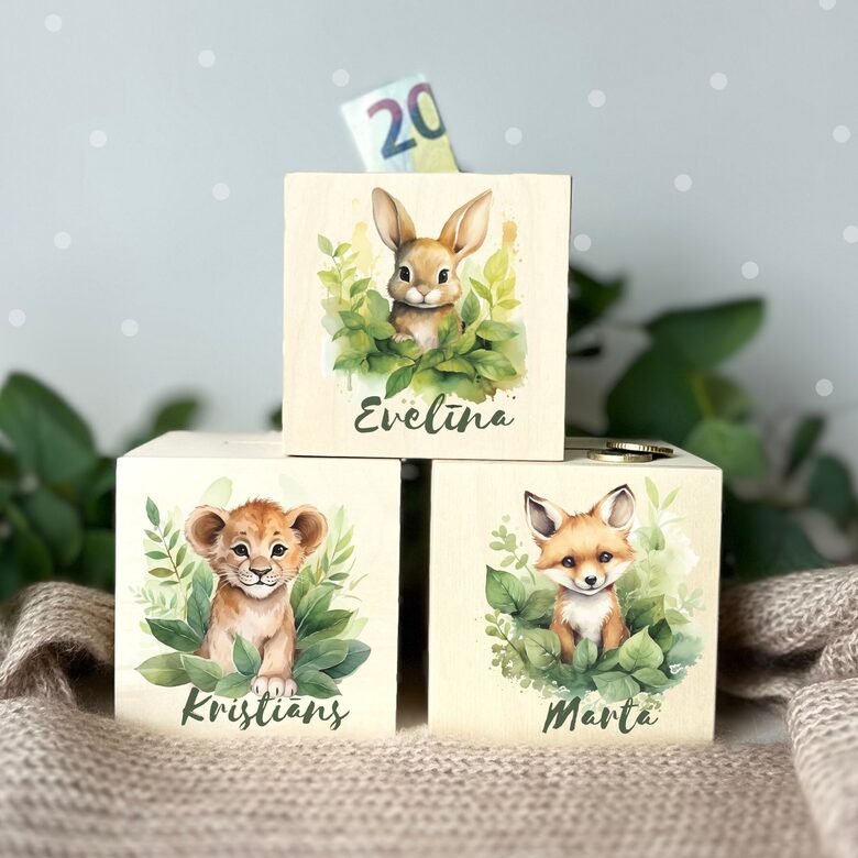 Personalisiertes Sparschwein aus Holz mit süßen Tierbabys